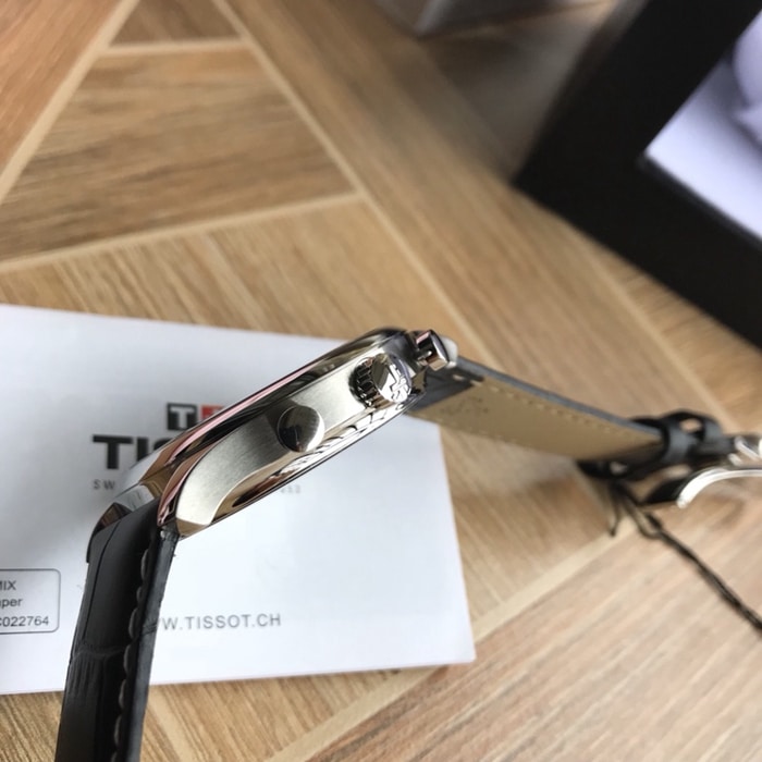 原单顶级复刻手表天梭男款黑盘黑带俊雅系列商务休闲石英皮带腕表侧面图