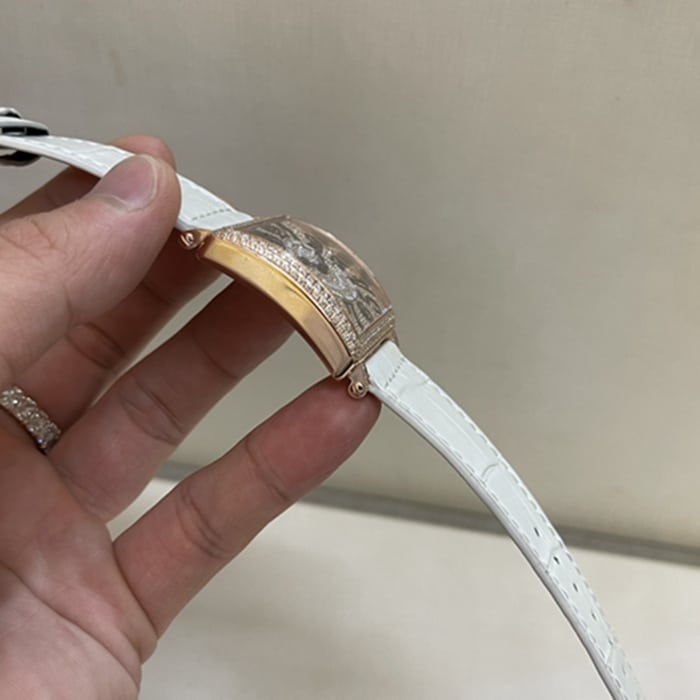 顶级复刻手表法穆兰女款真金真钻皮带手表侧面图