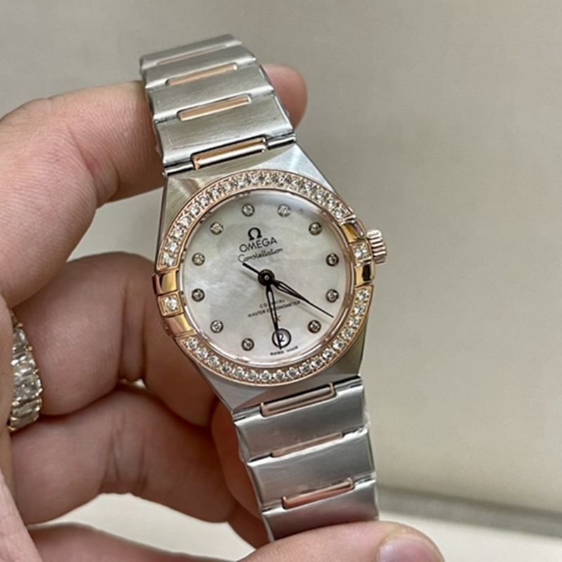 欧米茄星座真金真钻女款腕表正面图
