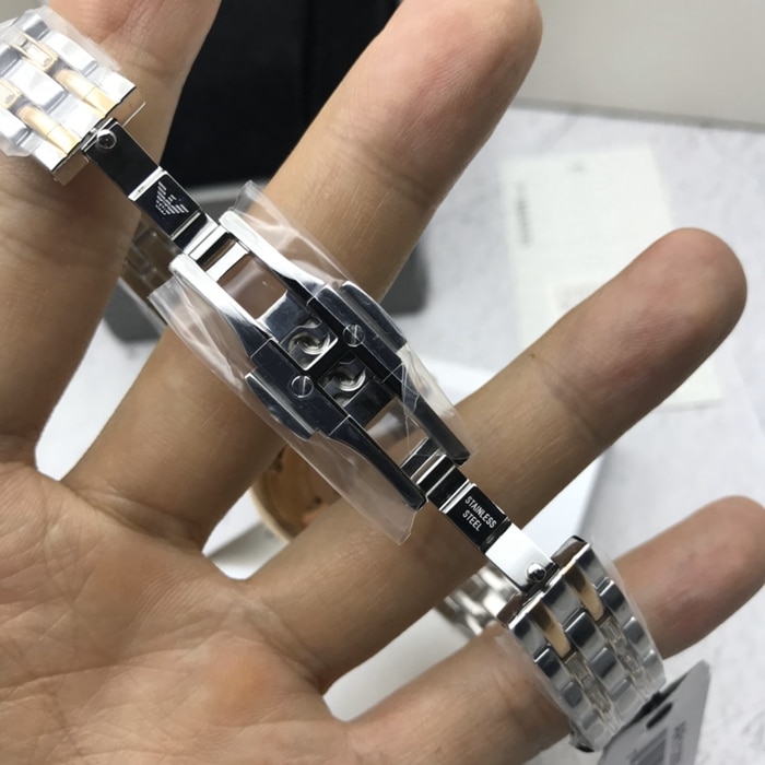 原单顶级复刻手表阿玛尼男款白盘钢带腕表表扣图
