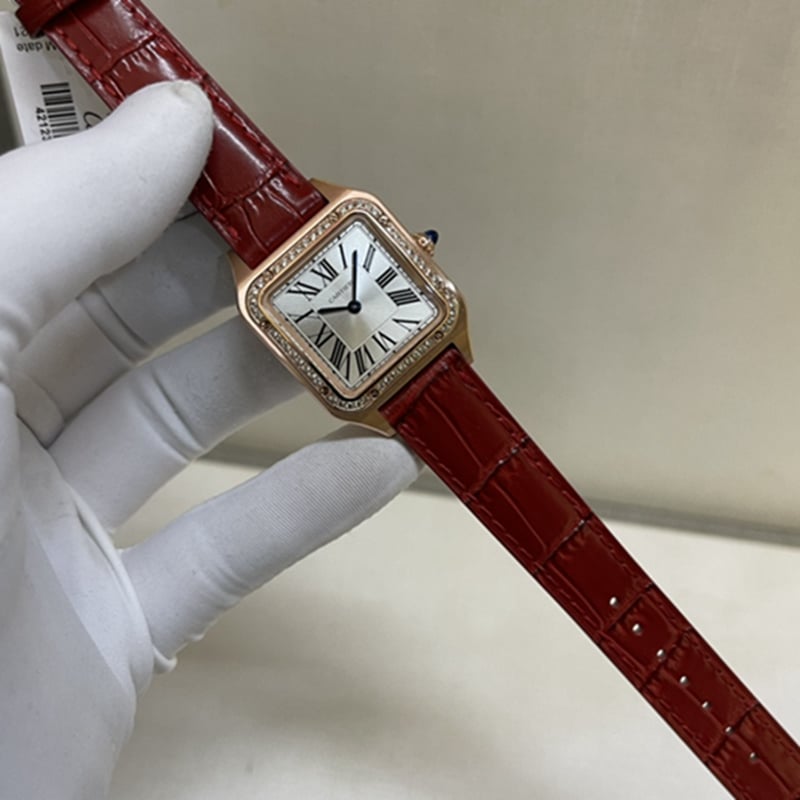 顶级复刻手表卡地亚女款山度士真金真钻皮带腕表正面图