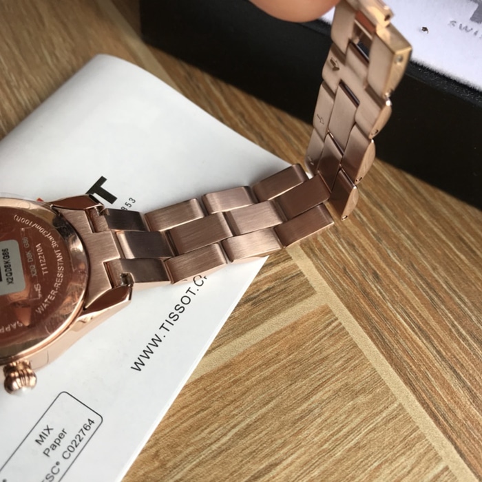 原单顶级复刻手表天梭男款黑盘金带海浪系列石英钢带腕表表扣图
