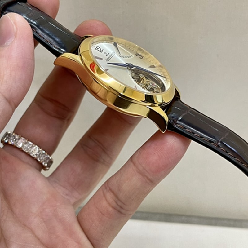 顶级复刻手表积家 女款 陀飞轮真金真钻皮带腕表侧面图