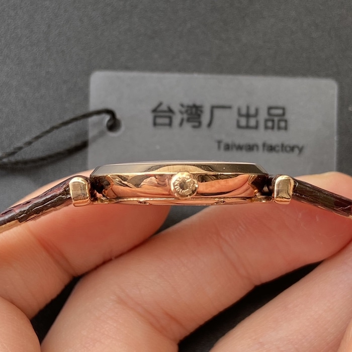 顶级复刻手表浪琴情侣对表白盘棕带嘉岚系列皮带石英腕表侧面图