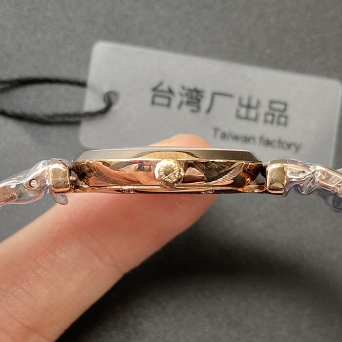 顶级复刻手表浪琴情侣对表白盘金带嘉岚系列石英腕表侧面图