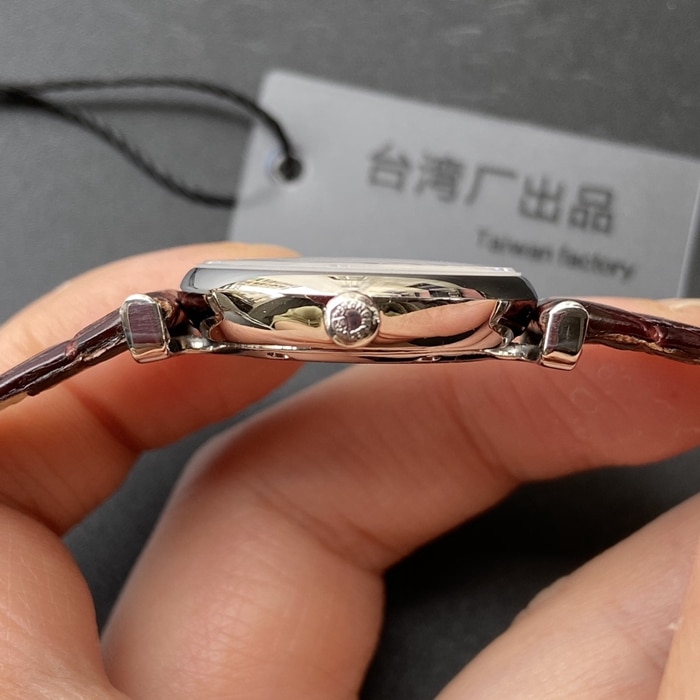顶级复刻手表浪琴情侣对表白盘棕带嘉岚系列腕表侧面图