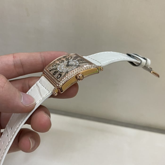 顶级复刻手表法穆兰女款真金真钻皮带手表侧面图