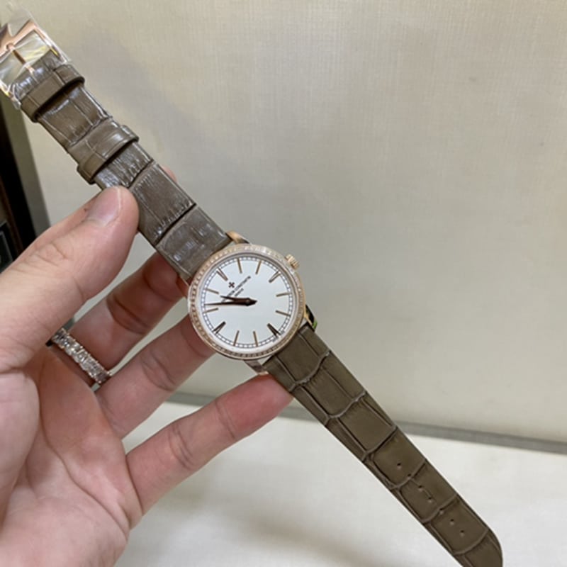 江诗丹顿 纵横四海女款真金真钻腕表正面图