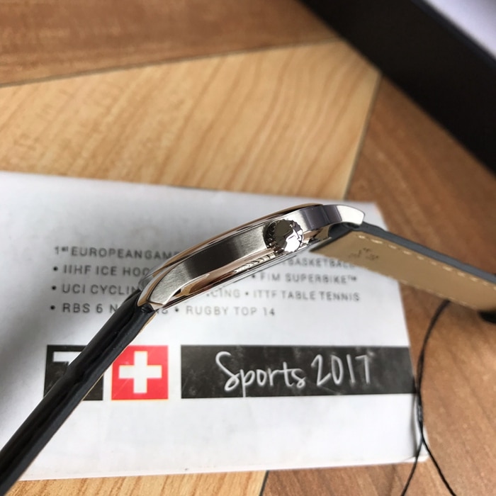 原单顶级复刻手表女款白盘黑带t063俊雅系列石英腕表侧面图