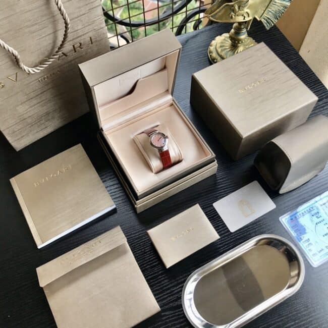 顶级复刻手表宝格丽女款粉盘红带LVCEA系列皮带腕表正面图