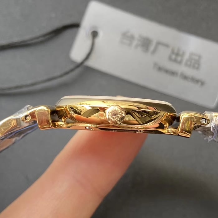 顶级复刻手表浪琴情侣对表白盘金带嘉岚系列石英腕表侧面图