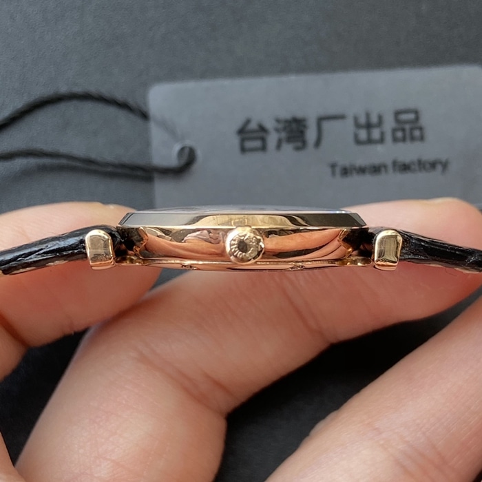 顶级复刻手表浪琴情侣对表白盘黑带嘉岚系列石英皮带腕表侧面图