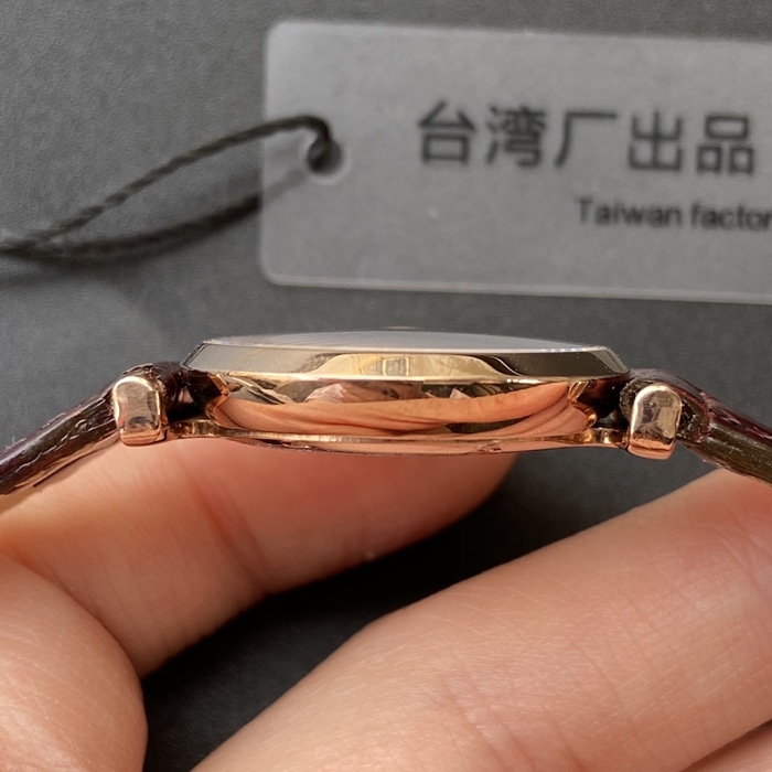 顶级复刻手表浪琴情侣对表白盘棕带嘉岚系列皮带石英腕表侧面图