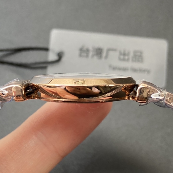 顶级复刻手表浪琴情侣对表白盘金带嘉岚系列石英腕表侧面图