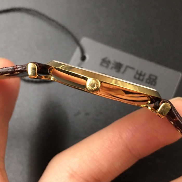 顶级复刻手表浪琴情侣对表白盘黑带嘉岚系列石英皮带腕表侧面图