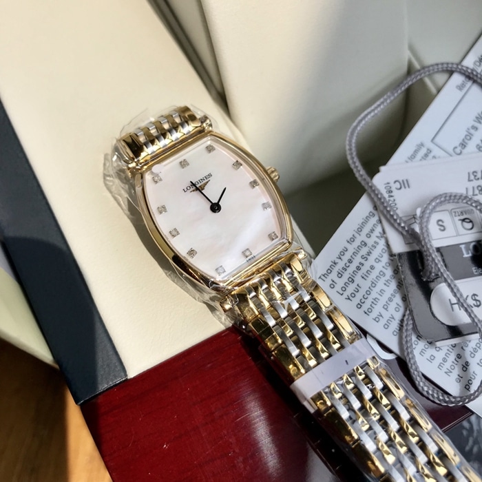 原单顶级复刻手表浪琴女款白盘间金带嘉岚系列石英腕表正面图