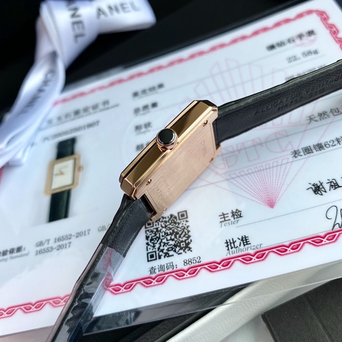 原单顶级复刻手表香奈儿女款白盘黑带石英皮带腕表侧面图