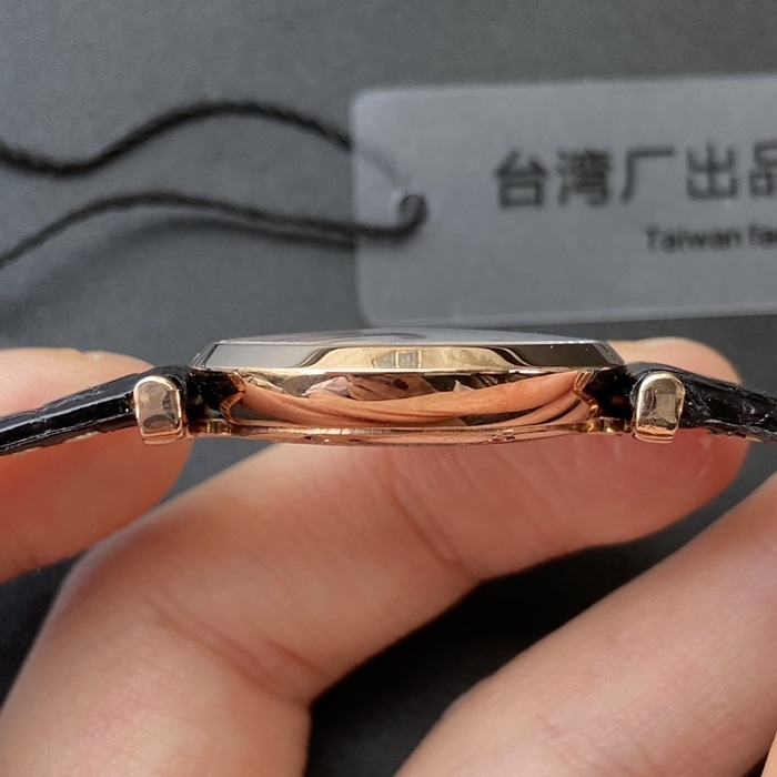 顶级复刻手表浪琴情侣对表白盘黑带嘉岚系列石英皮带腕表侧面图