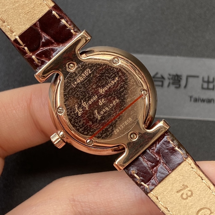 顶级复刻手表浪琴情侣对表白盘棕带嘉岚系列皮带石英腕表后盖图