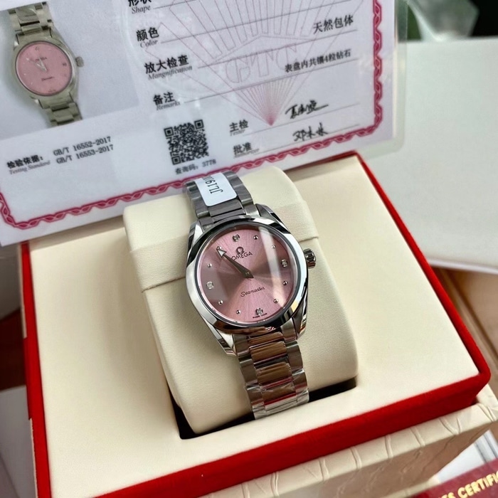 顶级复刻手表欧米茄女款粉盘海马系列钢带腕表正面图