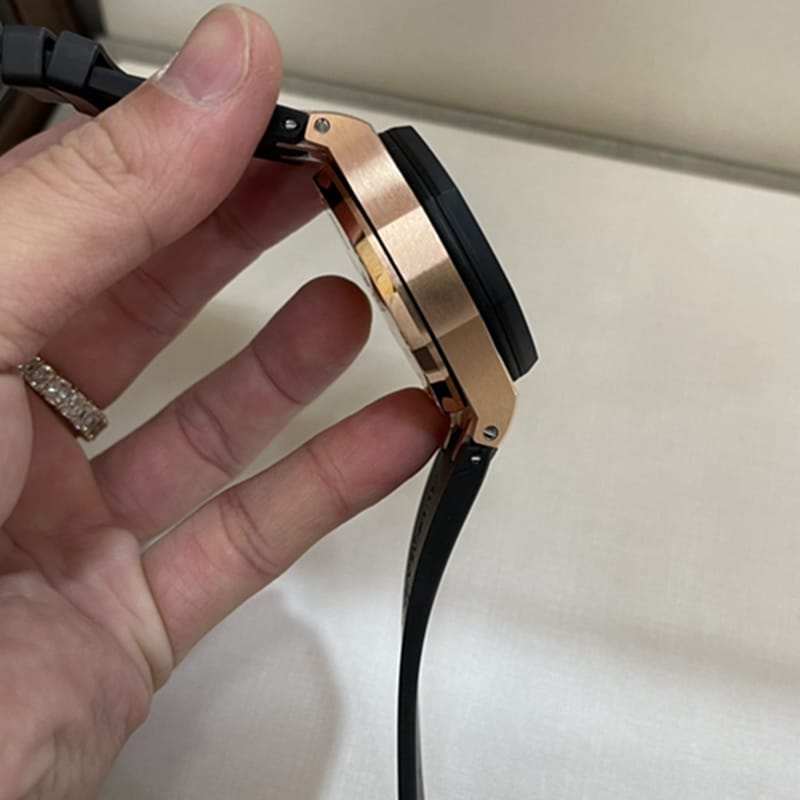 爱彼男士真金真钻黑盘橡胶带腕表侧面图