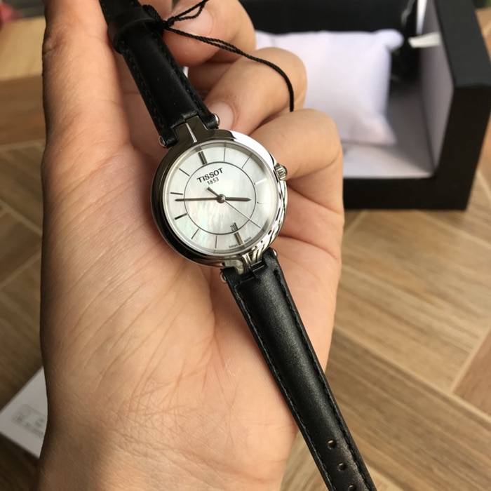 原单顶级复刻手表天梭女款白盘黑带佛拉明戈系列简洁石英皮带腕表正面图