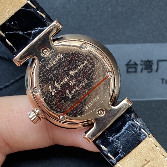 顶级复刻手表浪琴情侣对表白盘黑带嘉岚系列石英皮带腕表后盖图