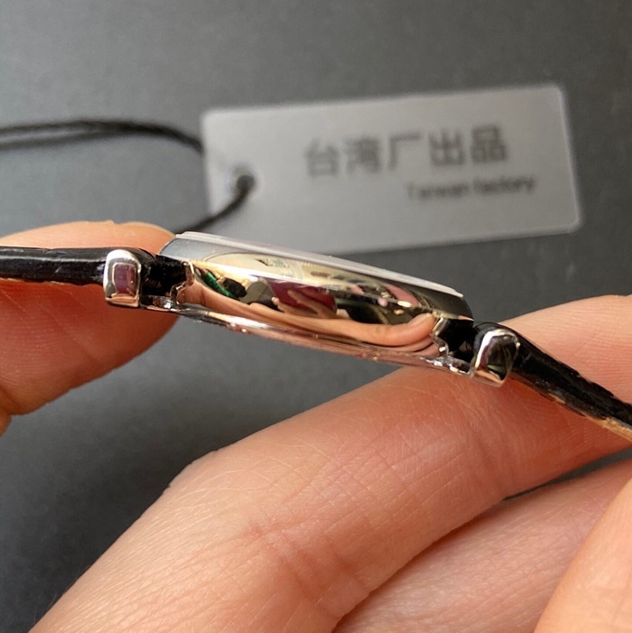 顶级复刻手表浪琴情侣对表黑盘黑带嘉岚系列皮带腕表侧面图