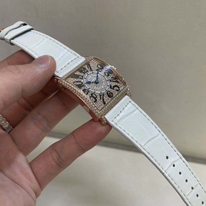 顶级复刻手表法穆兰女款真金真钻皮带手表正面图
