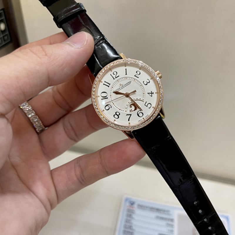 积家约会系列女款真金真钻腕表正面图