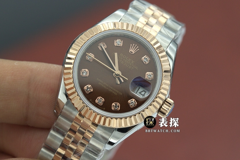 顶级复刻手表劳力士女款棕盘蚝式恒动日志型钢带腕表正面实拍图