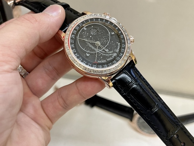 百达翡丽顶级复刻高仿表男款黑盘黑带18K玫瑰真金真钻皮带手表正面图