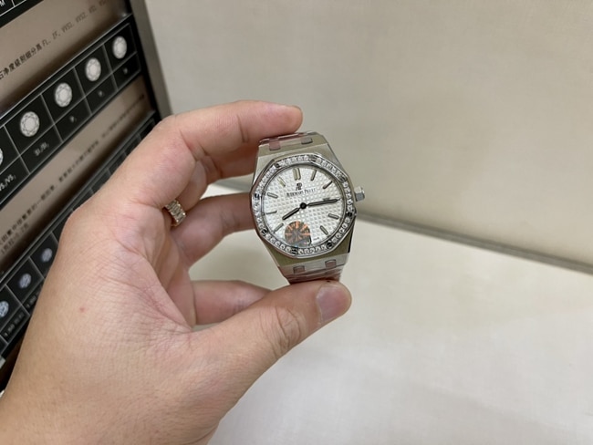 顶级复刻爱彼高仿手表女款白盘钢带真金真钻机械手表正面图