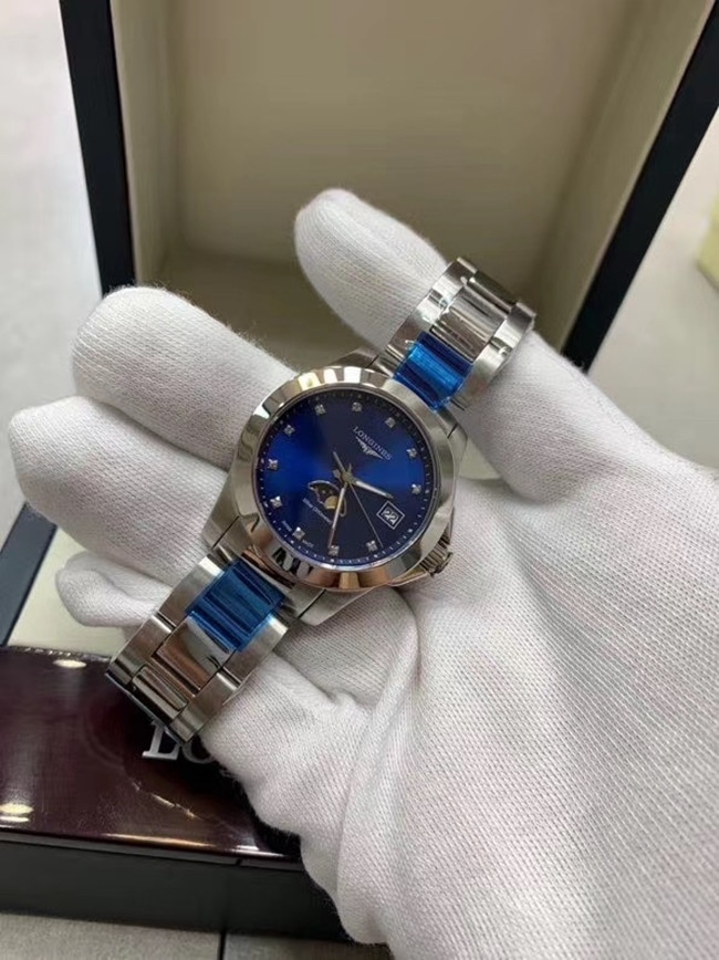 顶级复刻原单手表浪琴女款蓝盘钢带康卡斯系列月相腕表正面图