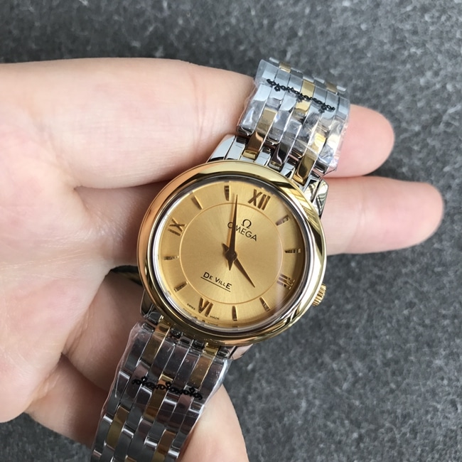 DK厂顶级复刻欧米茄复刻手表女款金盘间金带蝶飞系列石英手表正面图