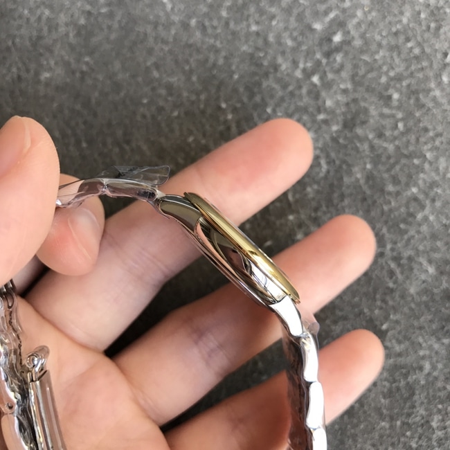 DK厂顶级复刻欧米茄高仿手表女款白盘金钢带新款石英蝶飞系列手表侧面图