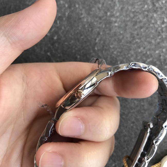 DK厂顶级复刻欧米茄超a手表女款白盘金钢带天然真钻蝶飞系列石英手表侧面图