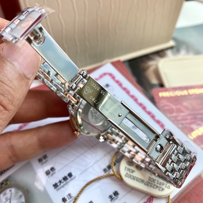顶级复刻原单手表欧米茄女款白盘真金真钻蝶飞系列石英手表表扣图