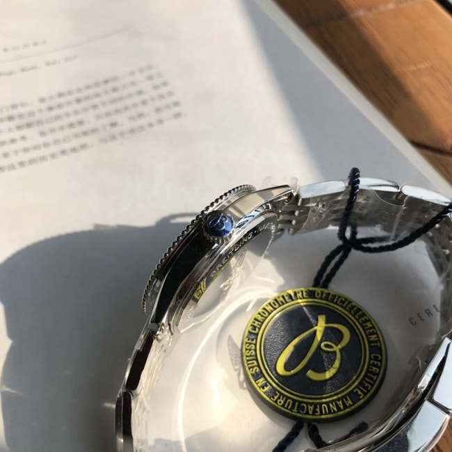 顶级复刻原单手表百年灵女款白盘钢带航空计时自动机械手表侧面图