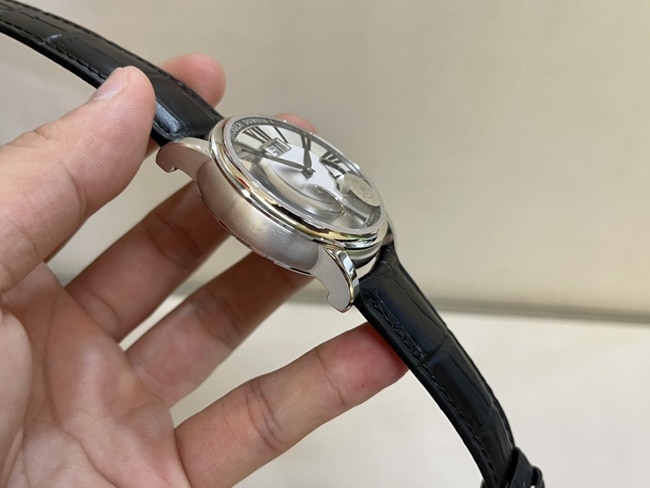 顶级复刻手表罗杰杜彼男款白盘黑带18k白金陀飞轮机械皮带手表细节图