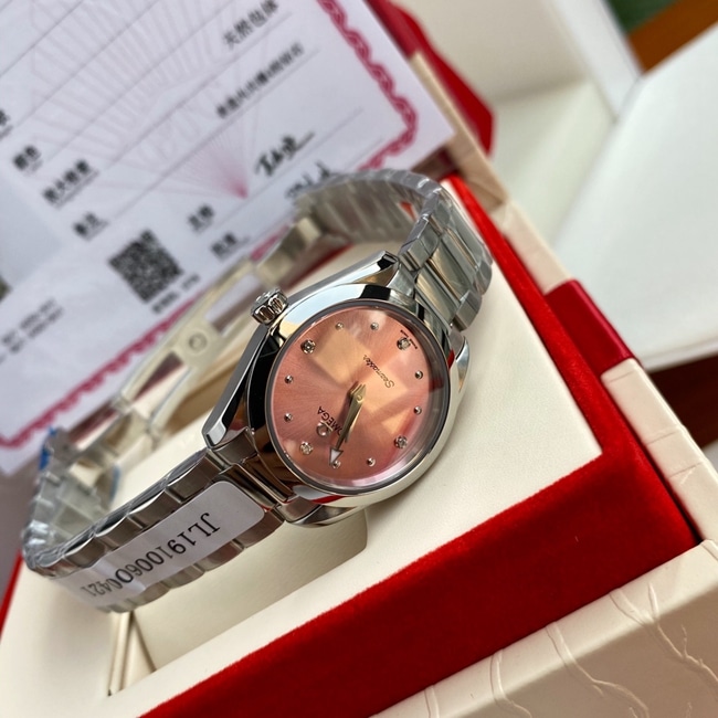 顶级复刻原单手表欧米茄女款粉盘钢带真金真钻石英海马系列手表正面图