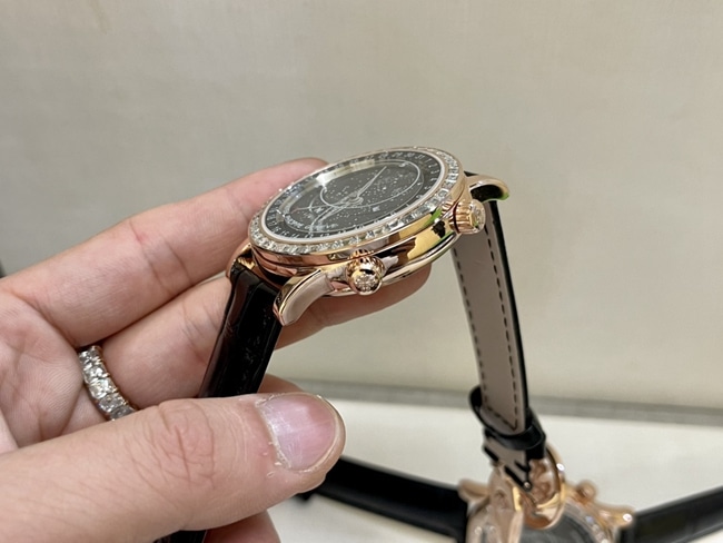 百达翡丽顶级复刻高仿表男款黑盘黑带18K玫瑰真金真钻皮带手表侧面图