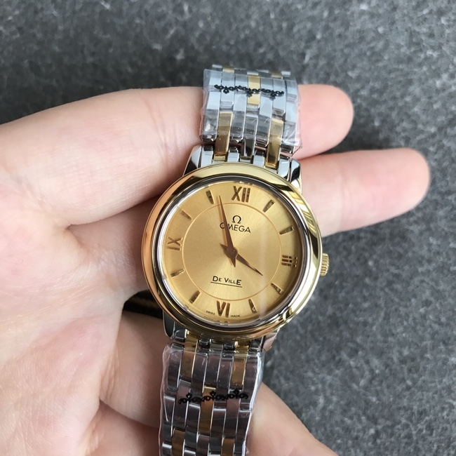DK厂顶级复刻欧米茄复刻手表女款金盘间金带蝶飞系列石英手表正面图