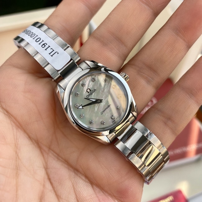 顶级复刻原单手表欧米茄女款蓝盘钢带石英海马系列真金真钻手表正面图