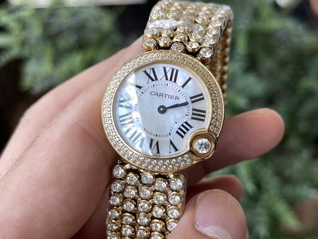 顶级复刻精仿手表卡地亚女款白盘钢带Ballon Blanc de Cartier系列石英手表正面图