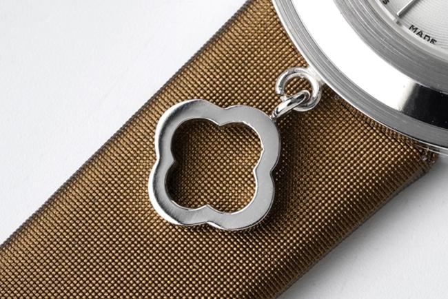 顶级复刻梵克雅宝女款白盘棕带Charms Gold系列石英皮带手表细节图