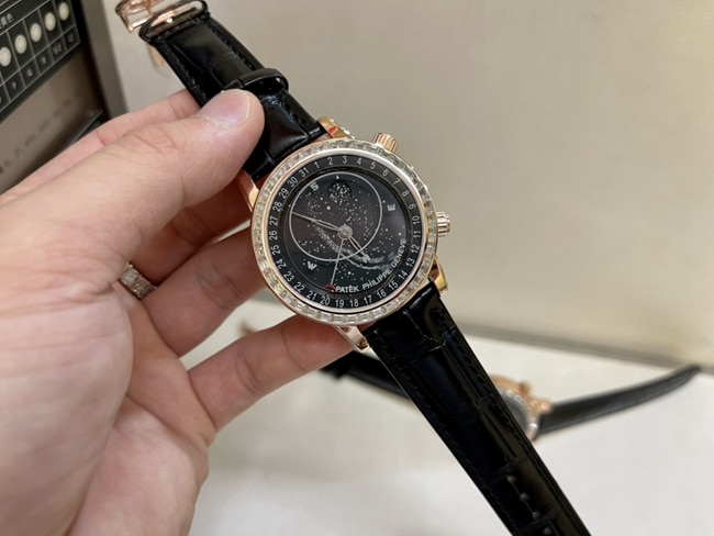 百达翡丽顶级复刻高仿表男款黑盘黑带18K玫瑰真金真钻皮带手表正面图
