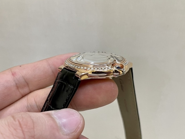 顶级复刻手表卡地亚男款白盘黑带18K玫瑰金南非真钻皮带机械手表侧面图