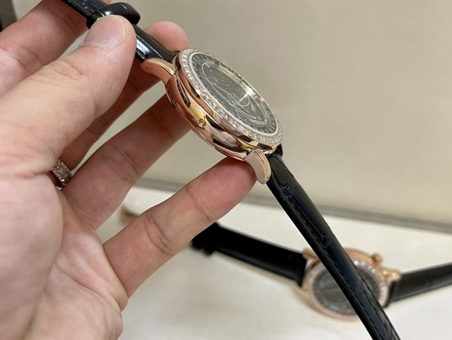 百达翡丽顶级复刻高仿表男款黑盘黑带18K玫瑰真金真钻皮带手表侧面图