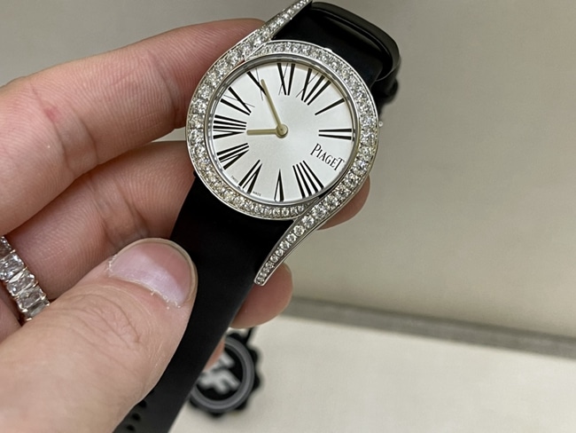 zf厂顶级复刻伯爵精仿手表女款白盘黑带南非真钻皮带石英手表正面图
